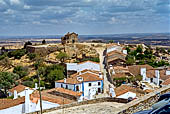 Monsaraz - Da Porta da Vila si apre la vista sulle Ermida de So Bento. 